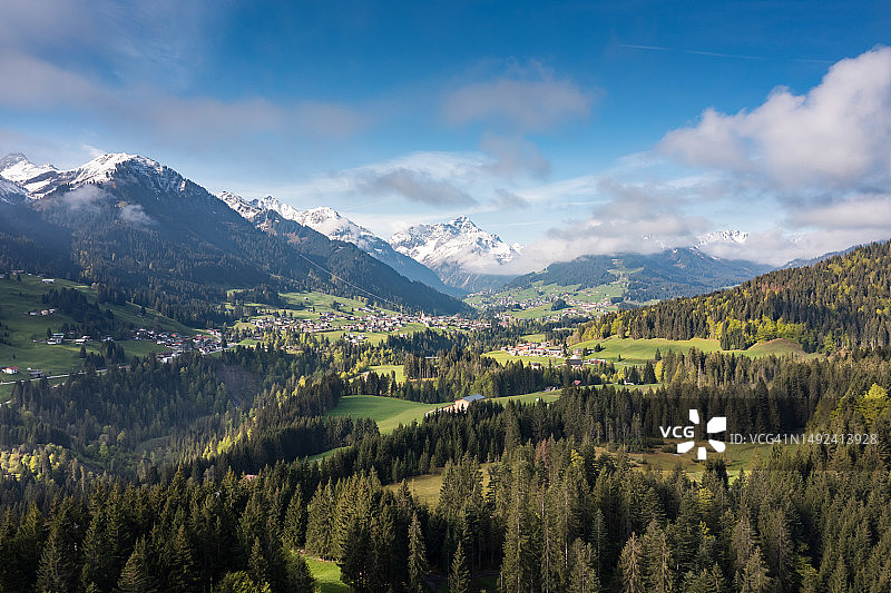 春季克莱因瓦尔瑟山谷图片素材
