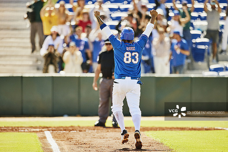 广角：棒球击球手本垒打后庆祝。图片素材