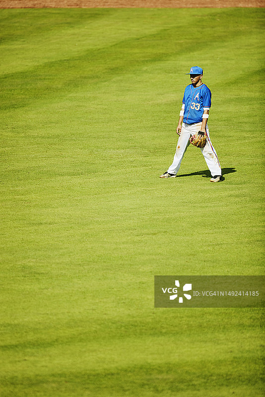 棒球比赛中站在外野的职业棒球运动员图片素材
