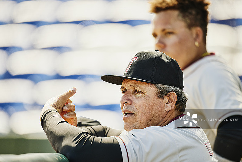 棒球赛前教练观察球员的中景镜头图片素材