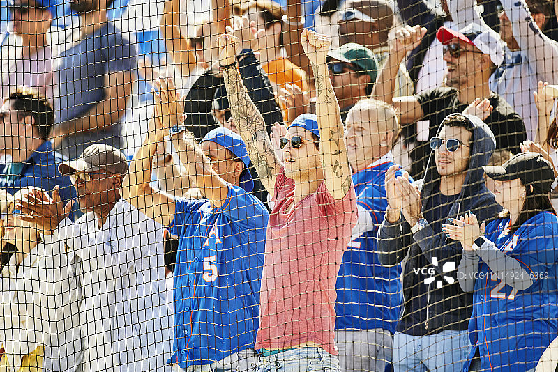 棒球比赛期间在体育场欢呼的人群图片素材