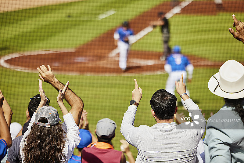 人群欢呼棒球运动员击出本垒打图片素材