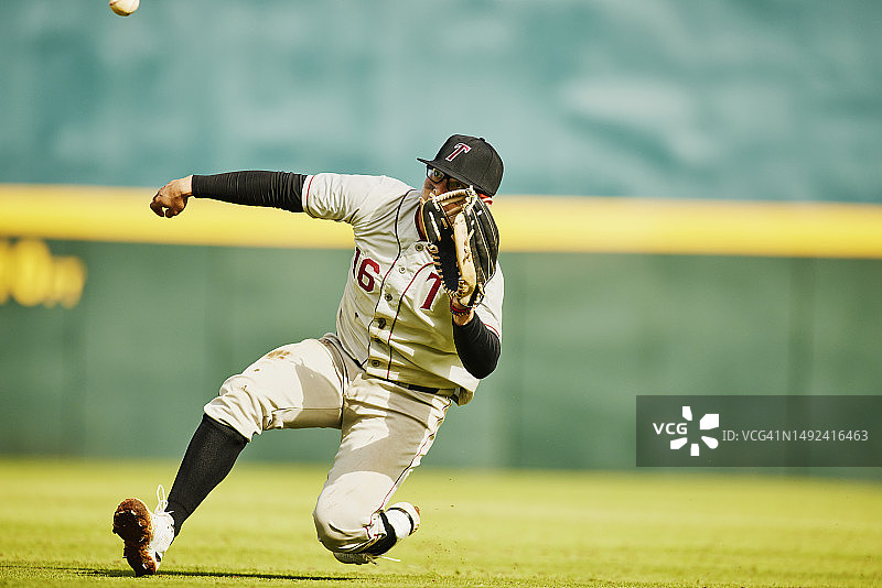 棒球比赛中外野手滑垒接球图片素材