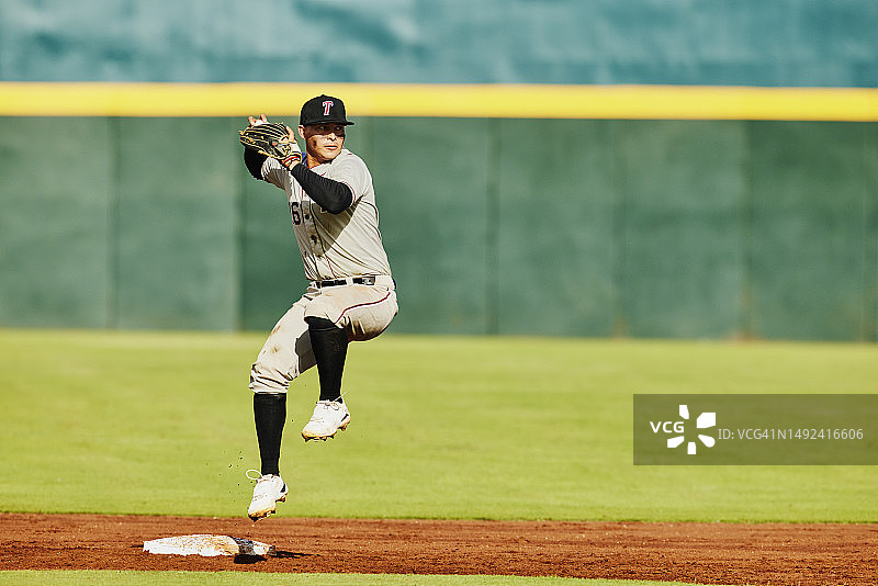 棒球比赛中二垒手向一垒投球图片素材