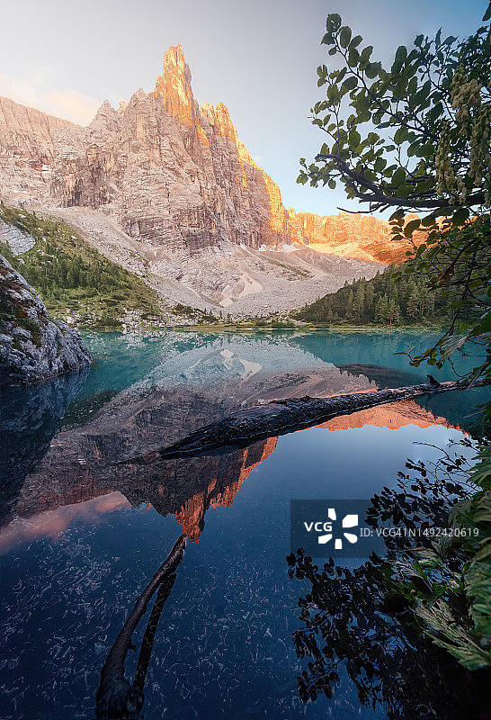 索拉皮斯湖的清晨魔法，多洛米蒂山脉的黎明魅力图片素材