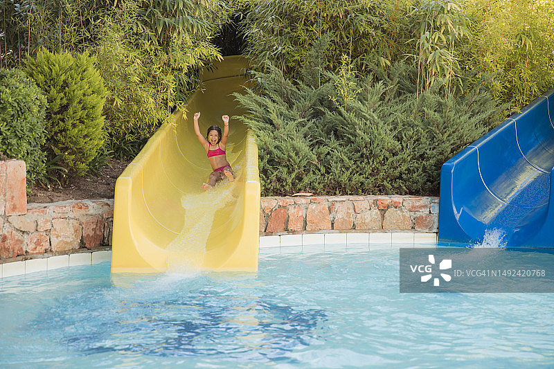 在水上乐园玩滑梯的女孩图片素材