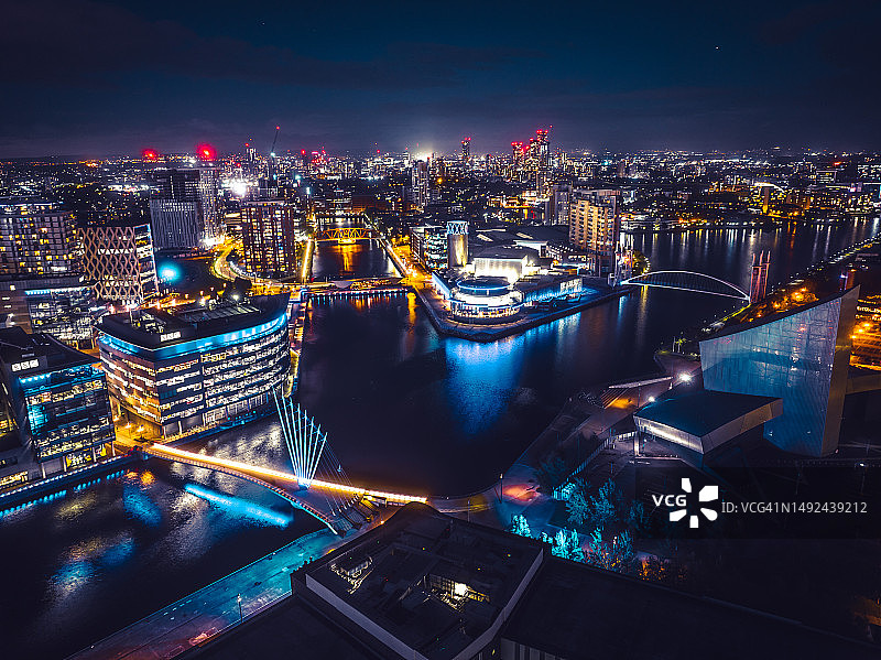 曼彻斯特索尔福德码头媒体城夜景的无人机视角图片素材