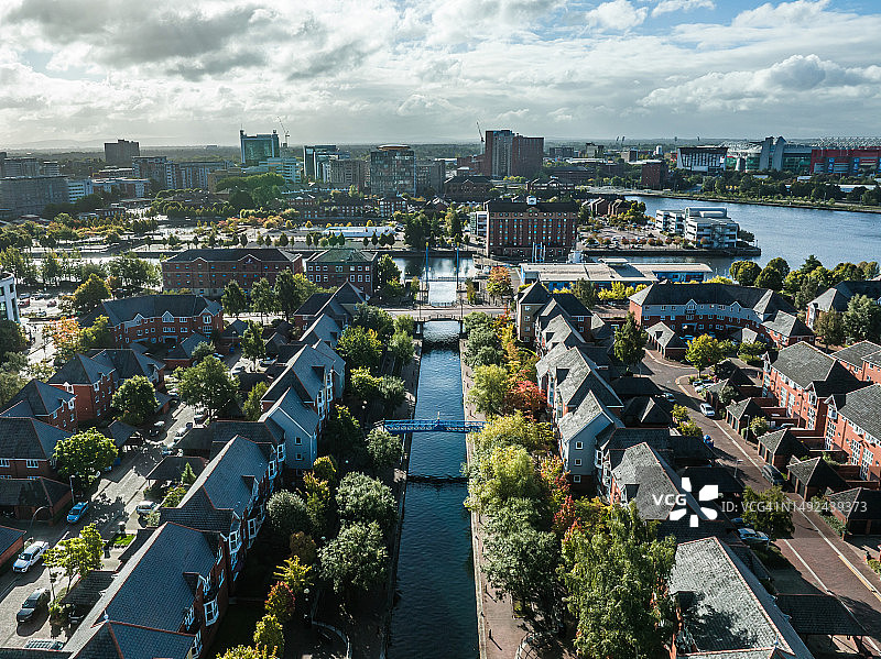 曼彻斯特索尔福德码头媒体城的无人机景观图片素材