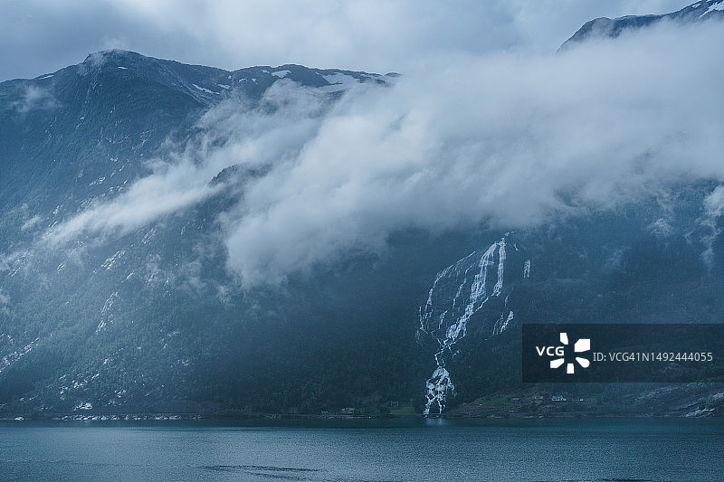 挪威山区瀑布图片素材