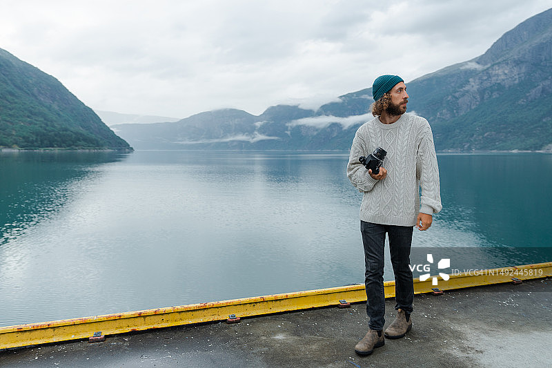 男人拍摄挪威的风景图片素材