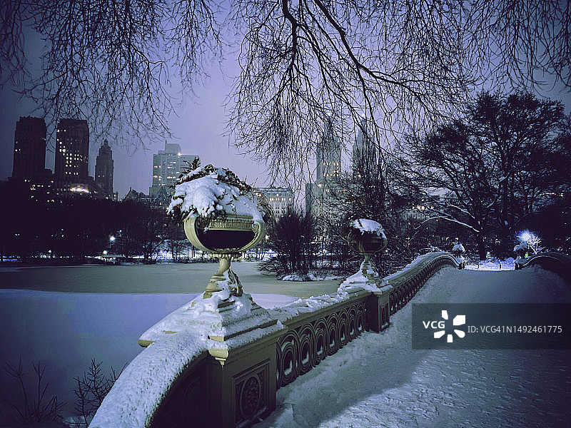 纽约市中央公园弓桥的傍晚雪景图片素材