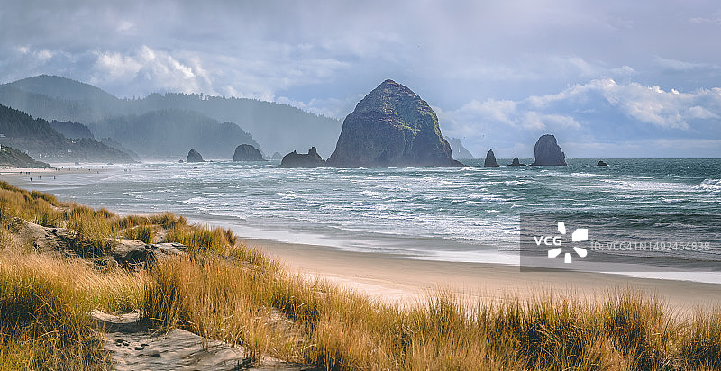 坎农海滩的草堆岩图片素材