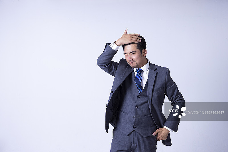 自信的亚洲成功商人肖像图片素材