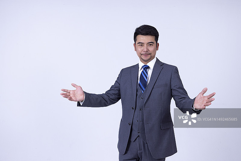 伸出手表示欢迎或握手的商人肖像图片素材