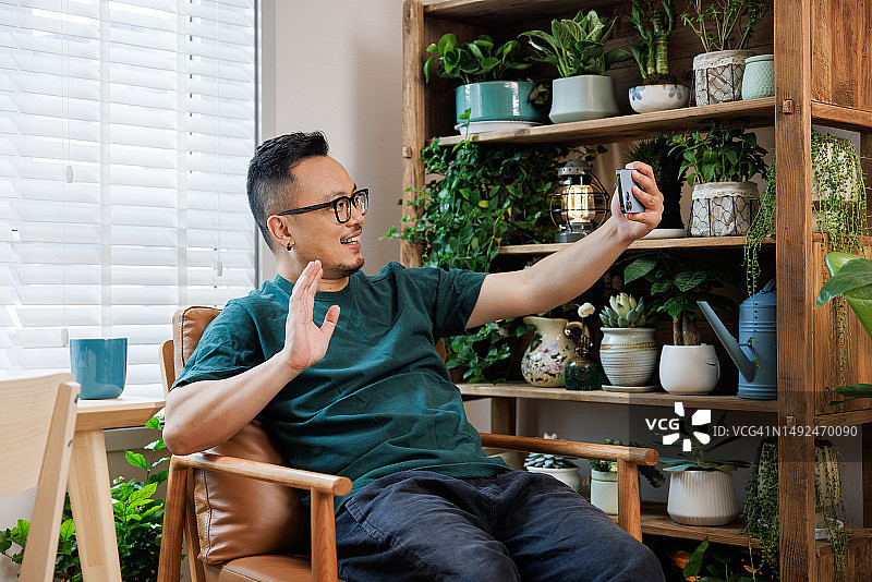 在家中使用手机视频通话的商人图片素材