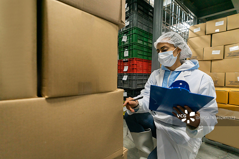 食品加工厂女工监督运输图片素材