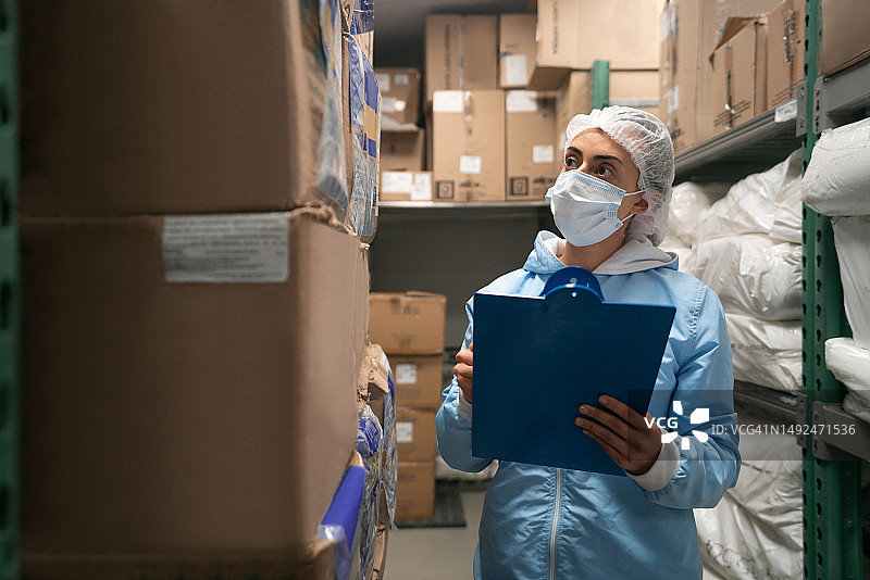 主管在食品加工厂进行库存盘点图片素材