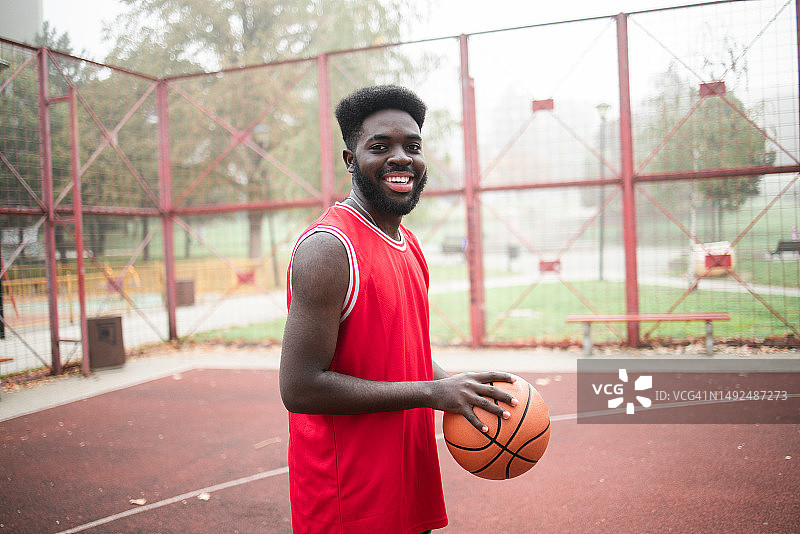 打篮球的年轻人图片素材