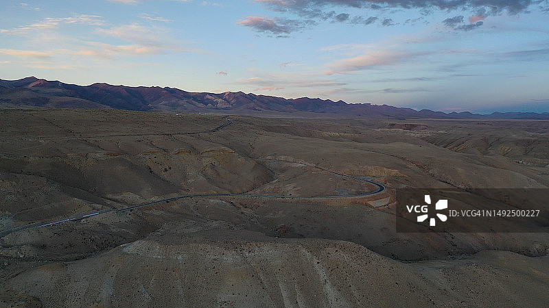 中国西藏阿里地区的土壤森林地貌和道路图片素材
