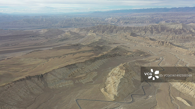 中国西藏阿里地区的土壤森林地貌和道路图片素材