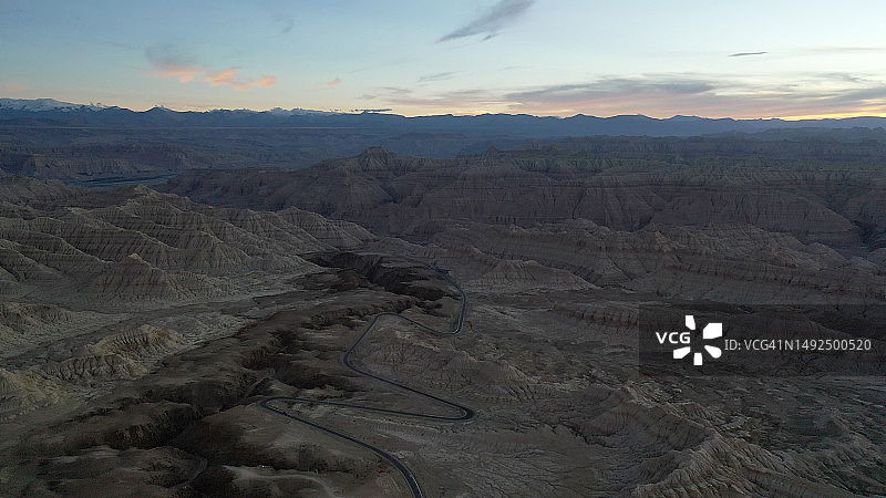 中国西藏阿里地区的土壤森林地貌和道路图片素材