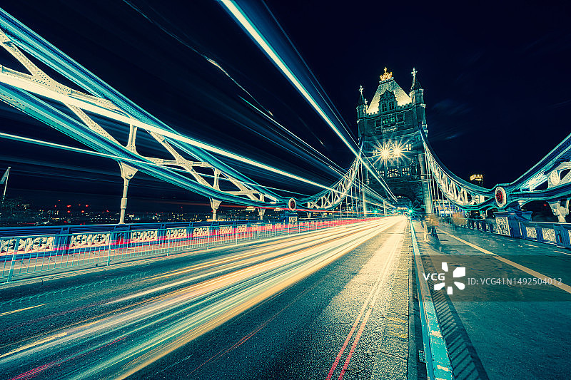 伦敦塔桥车水马龙夜景图片素材