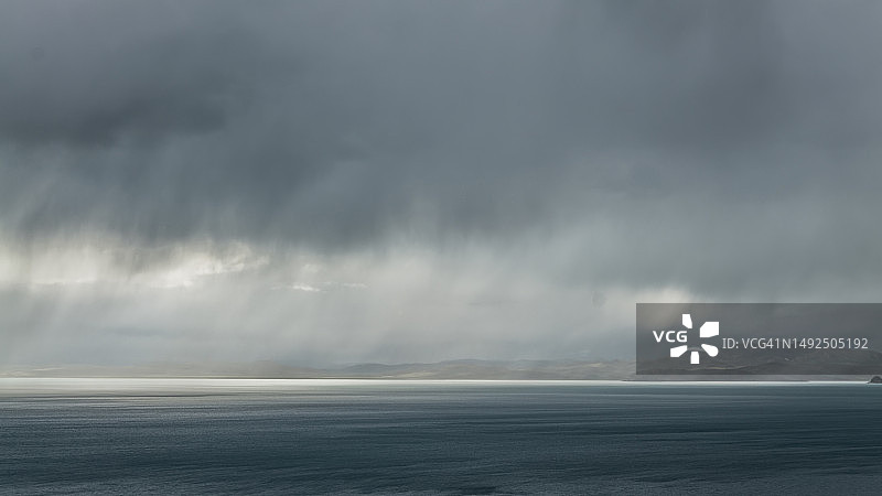 大自然的风暴与湖泊图片素材