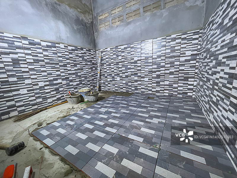 正在安装瓷砖的房间图片素材