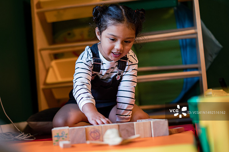 患有自闭症谱系障碍的女孩在玩耍图片素材