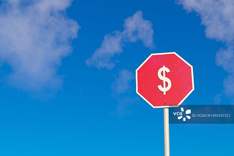 蓝天下路标上的美元符号3D渲染图片素材