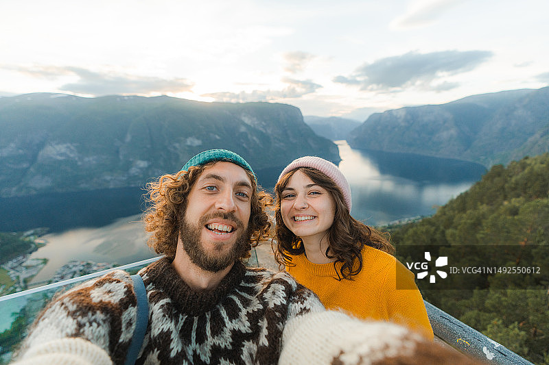 在挪威峡湾背景下的男女自拍图片素材