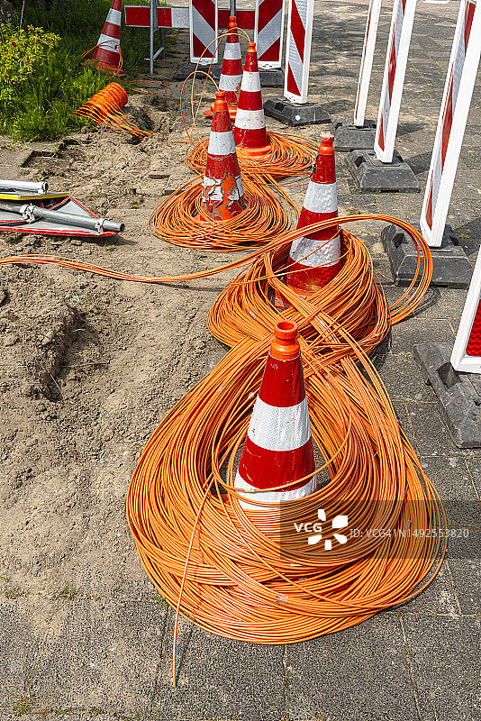 街上的成捆橙色光纤电缆图片素材