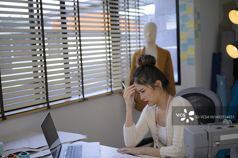 担任设计师的漂亮女人图片素材
