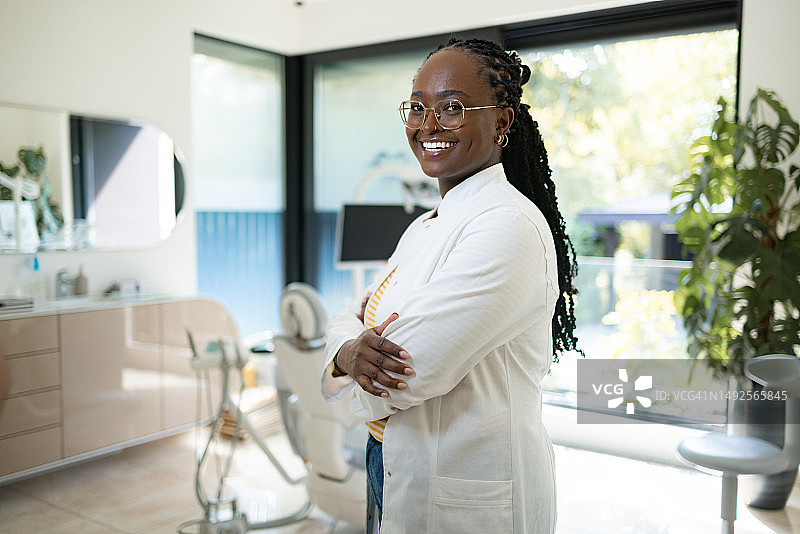 办公室里笑容满面的黑人牙医肖像图片素材