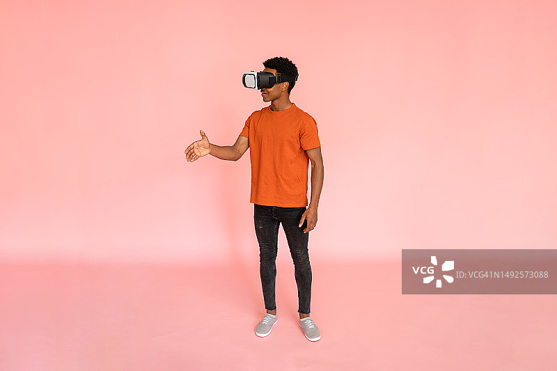 戴VR眼镜的年轻人图片素材