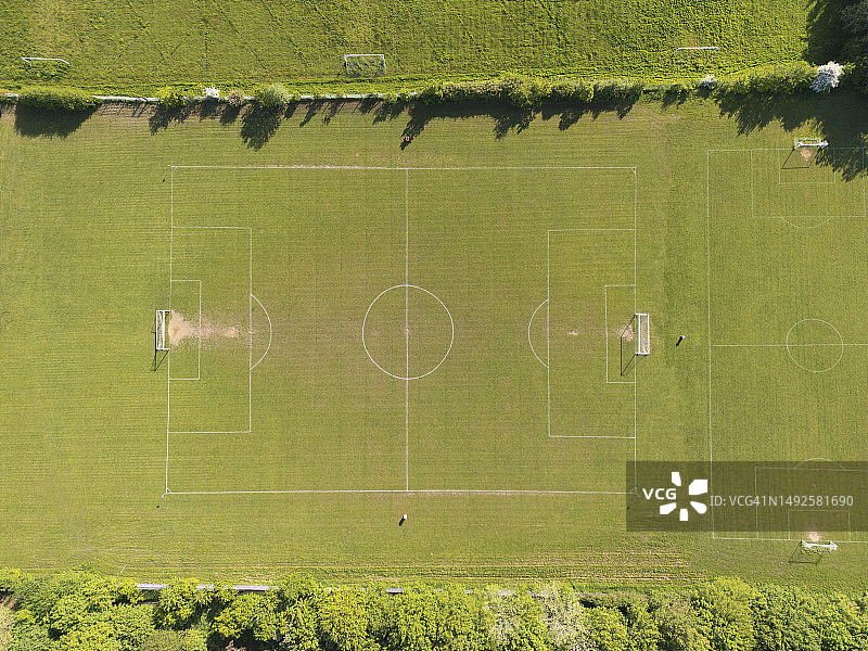 春季足球场的鸟瞰图图片素材