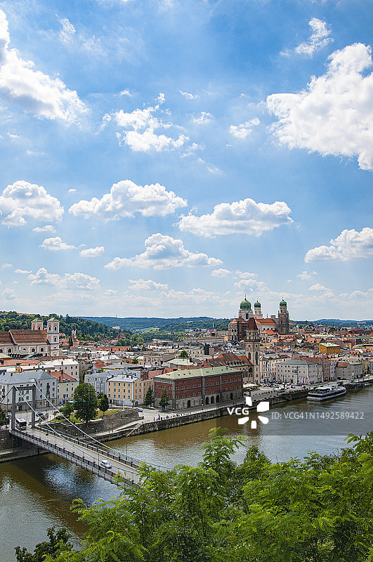 帕绍市和多瑙河的景色，德国下巴伐利亚图片素材
