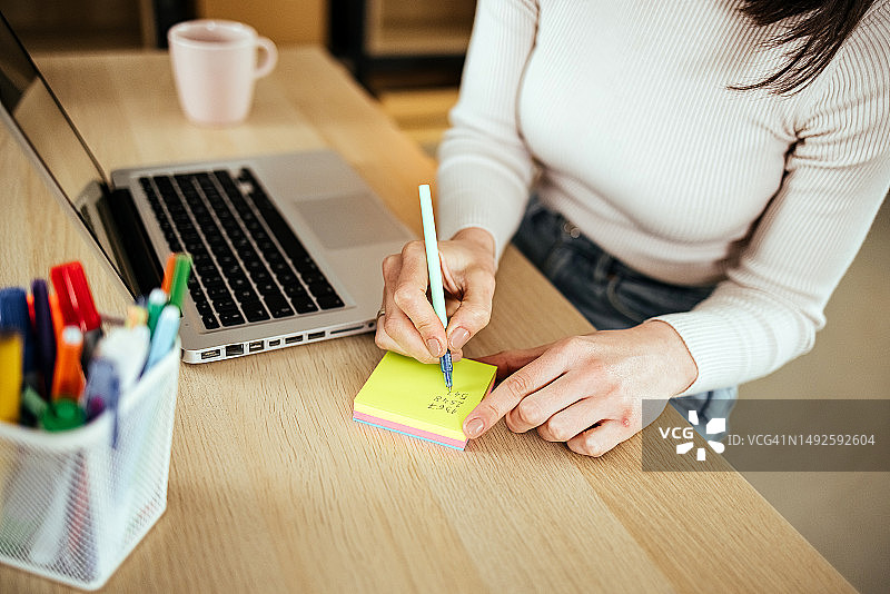 写笔记的女人图片素材
