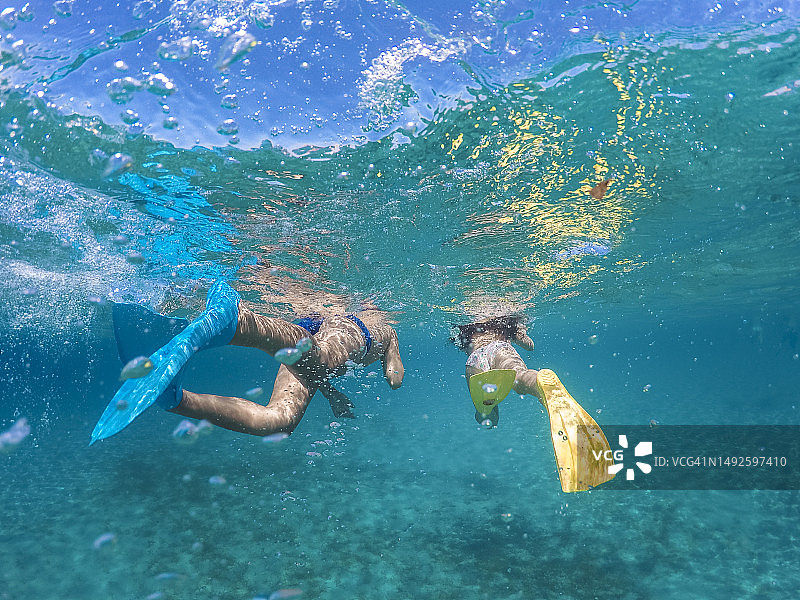 孩子们在海里潜水图片素材