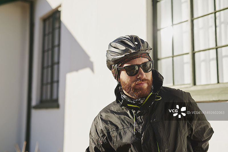安全：戴太阳镜和头盔的摩托车手，用于保护或运动装备。专业骑行者和男运动员准备在户外锻炼或骑自行车，以促进心血管健康图片素材