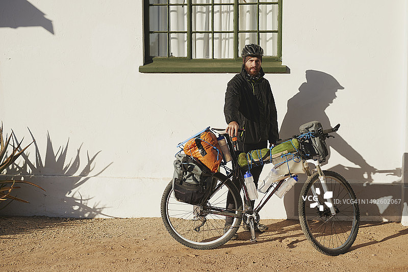 旅行：骑自行车的背包客，夏季生态友好型城市交通，可持续露营图片素材