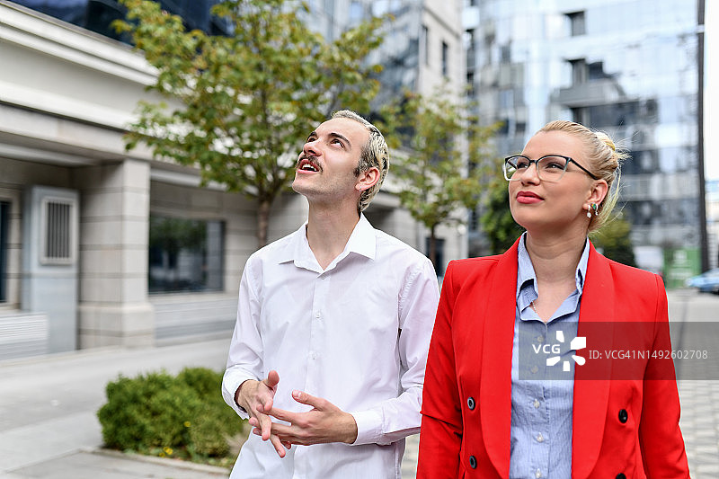 情侣城市观光图片素材