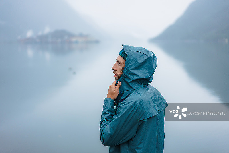 挪威峡湾背景下的再生材料雨衣特写图片素材