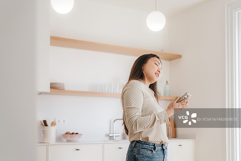 听音乐的女人图片素材