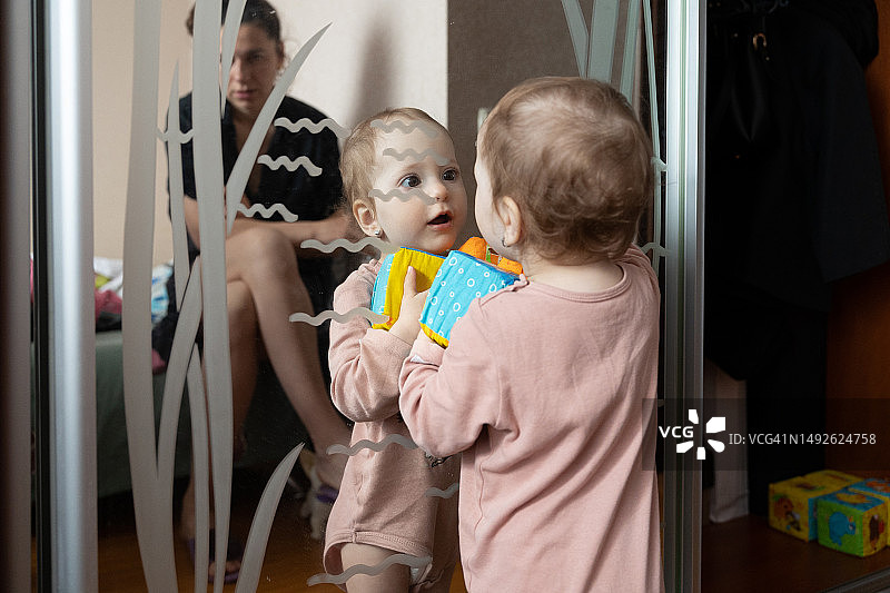 婴儿看着镜子里的自己图片素材