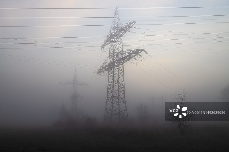 浓雾中的输电塔图片素材