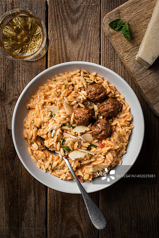 意大利米型面搭配奶油番茄奶酪酱肉丸图片素材