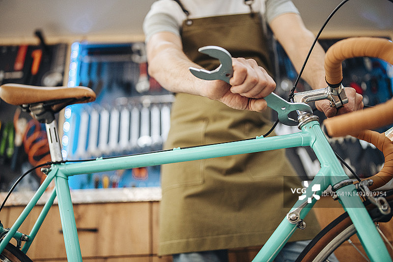 机械师修理老式自行车特写图片素材