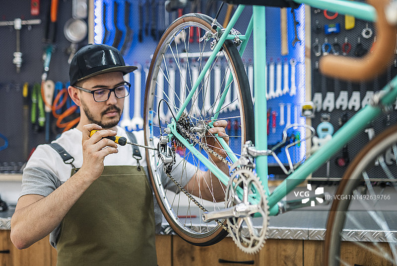 在自行车修理店工作的男人图片素材