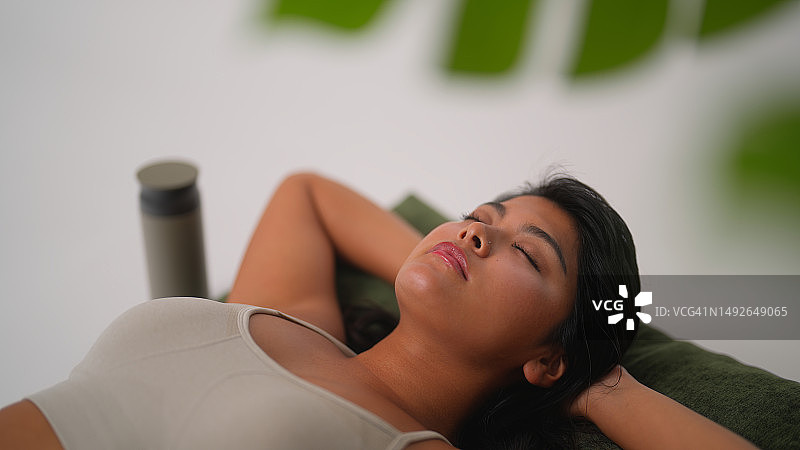 躺在地上放松的混血女运动员图片素材